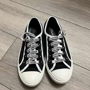 Walk’n Dior sneakers size 6